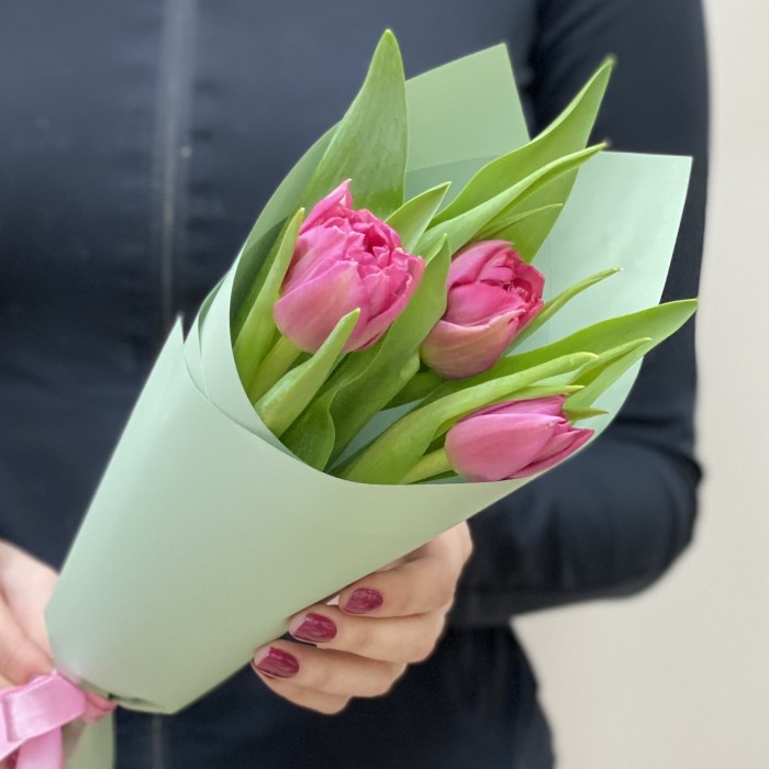 3 пионовидных ярко-розовых тюльпана