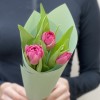 3 пионовидных ярко-розовых тюльпана