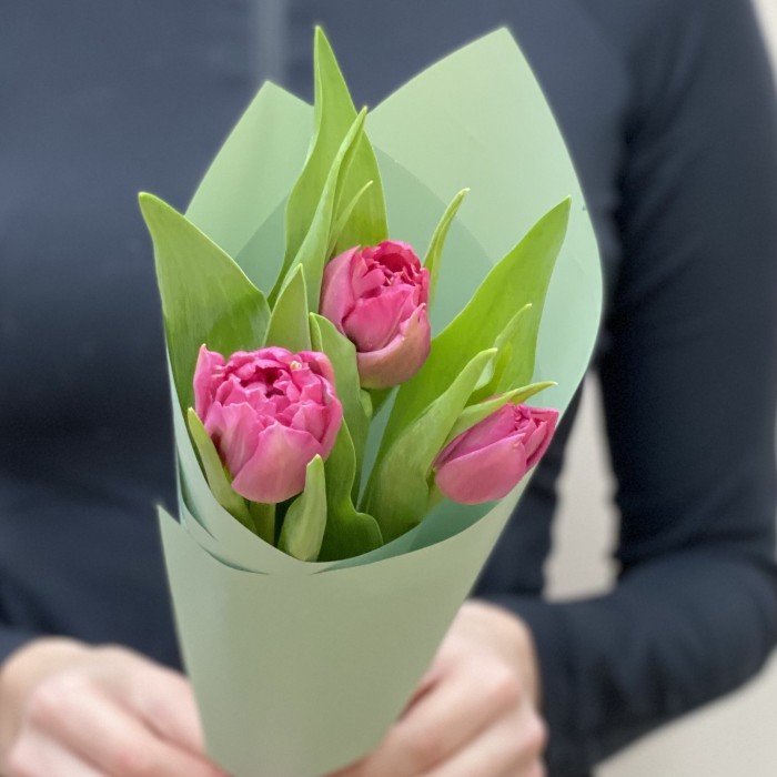3 пионовидных ярко-розовых тюльпана