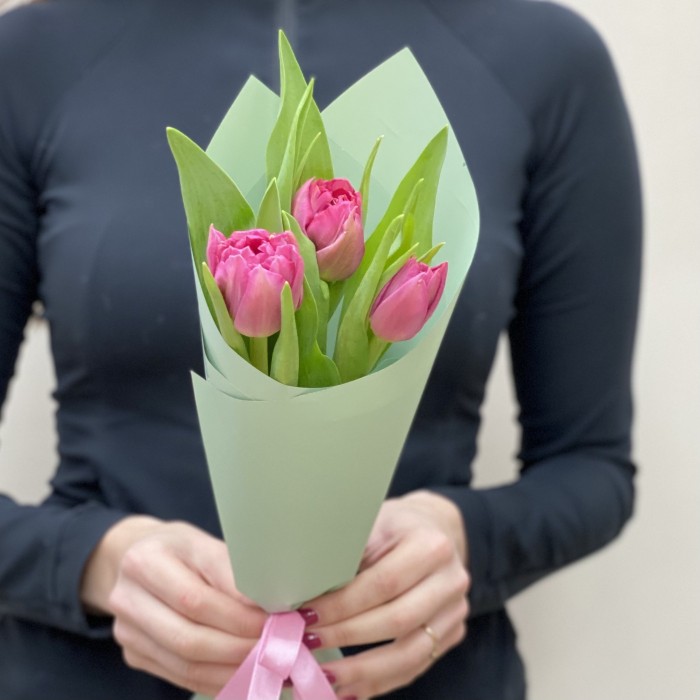 3 пионовидных ярко-розовых тюльпана