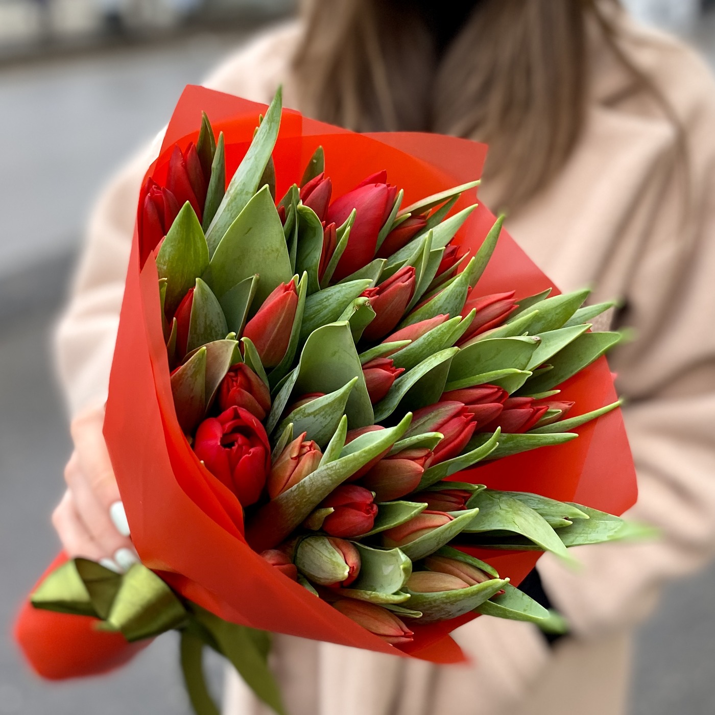 Красные тюльпаны в пышном букете недорого с доставкой на День Святого Валентина