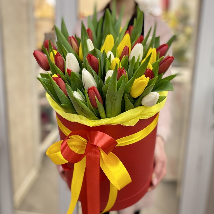 51 тюльпан в красной коробке
