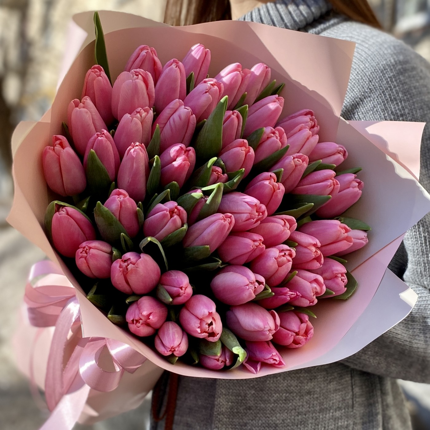 Шикарные букеты 101 малиновый тюльпан на 8 марта, Международный Женский День