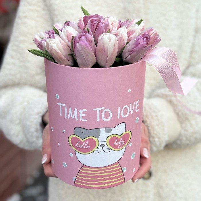 25 нежных розовых тюльпанов в коробке с котиком