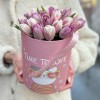 25 нежных розовых тюльпанов в коробке с котиком