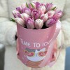 25 нежных розовых тюльпанов в коробке с котиком