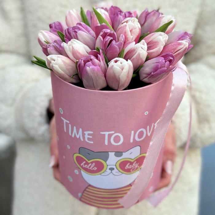 25 нежных розовых тюльпанов в коробке с котиком