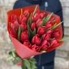 25 красных тюльпанов