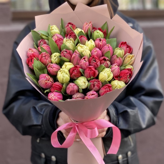 51 пионовидный тюльпан в букете яркий микс