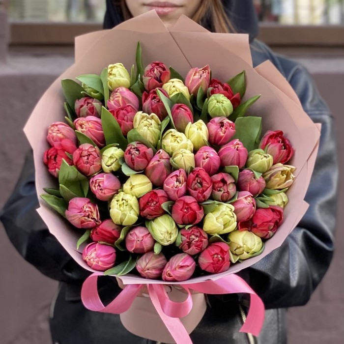 51 пионовидный тюльпан в букете яркий микс