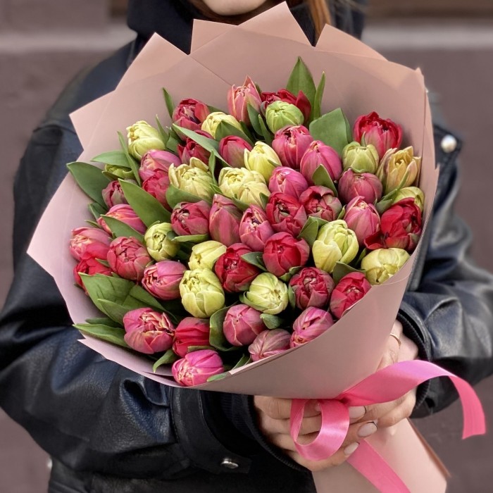 51 пионовидный тюльпан в букете яркий микс
