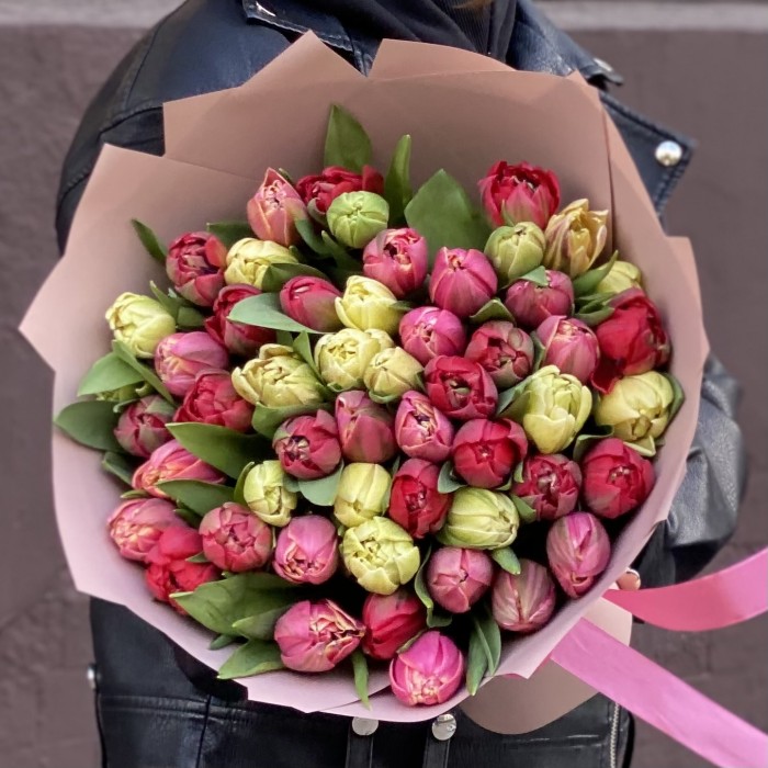 51 пионовидный тюльпан в букете яркий микс