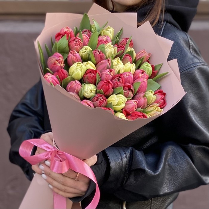 51 пионовидный тюльпан в букете яркий микс