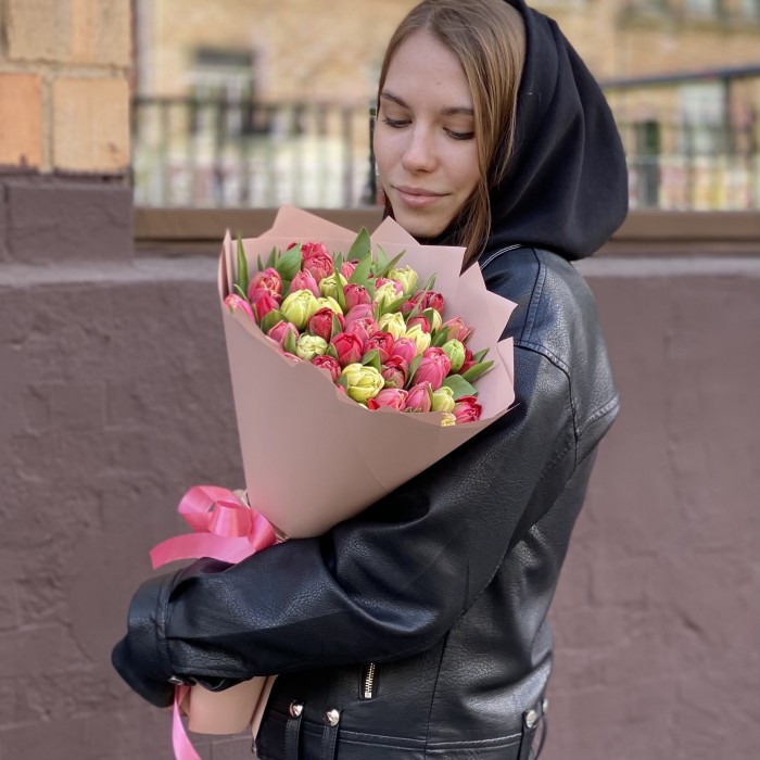 51 пионовидный тюльпан в букете яркий микс