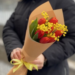 7 красных тюльпанов с мимозой
