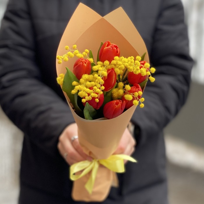 7 красных тюльпанов с мимозой