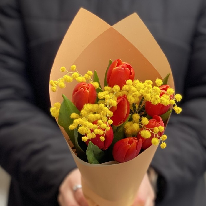 7 красных тюльпанов с мимозой