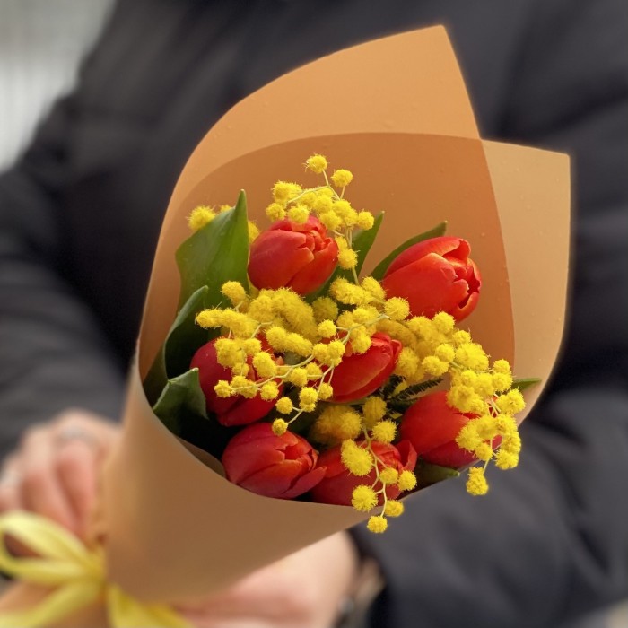 7 красных тюльпанов с мимозой
