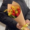 7 красных тюльпанов с мимозой