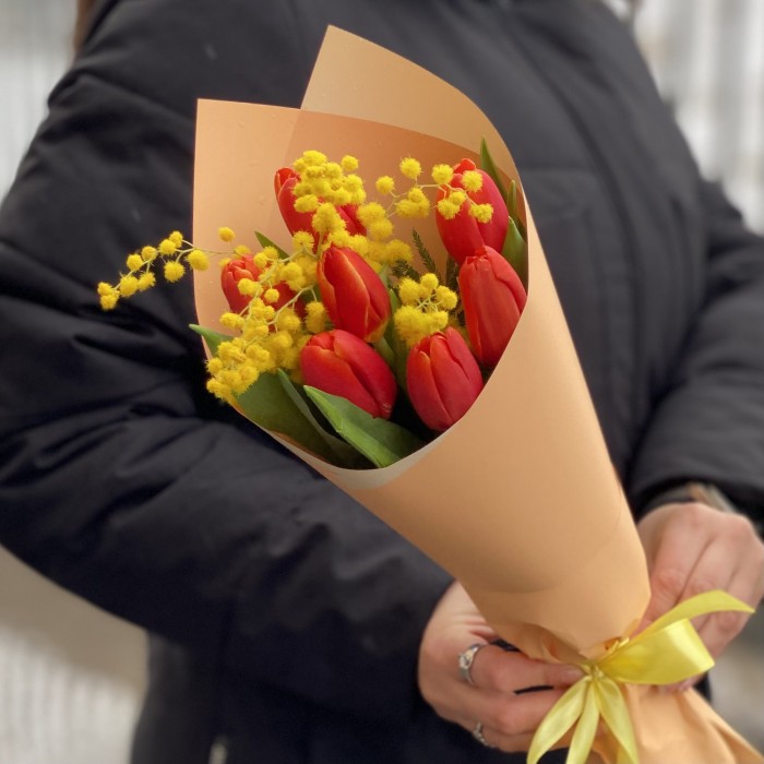 7 красных тюльпанов с мимозой