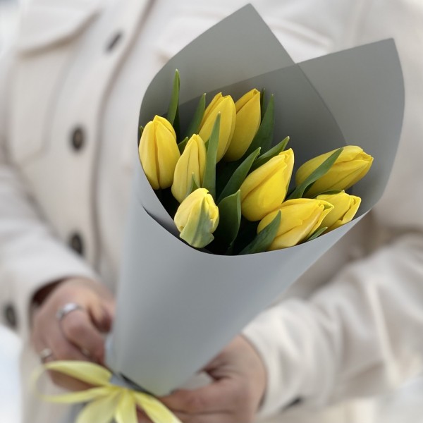 9 желтых тюльпанов Стронг голд