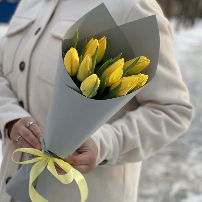 9 желтых тюльпанов Стронг голд