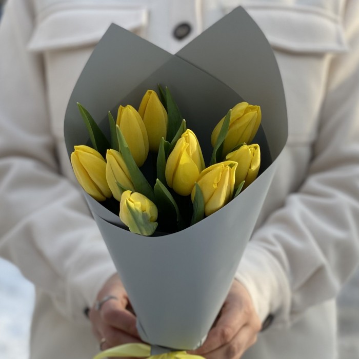 9 желтых тюльпанов Стронг голд