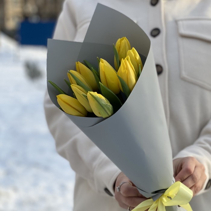 9 желтых тюльпанов Стронг голд