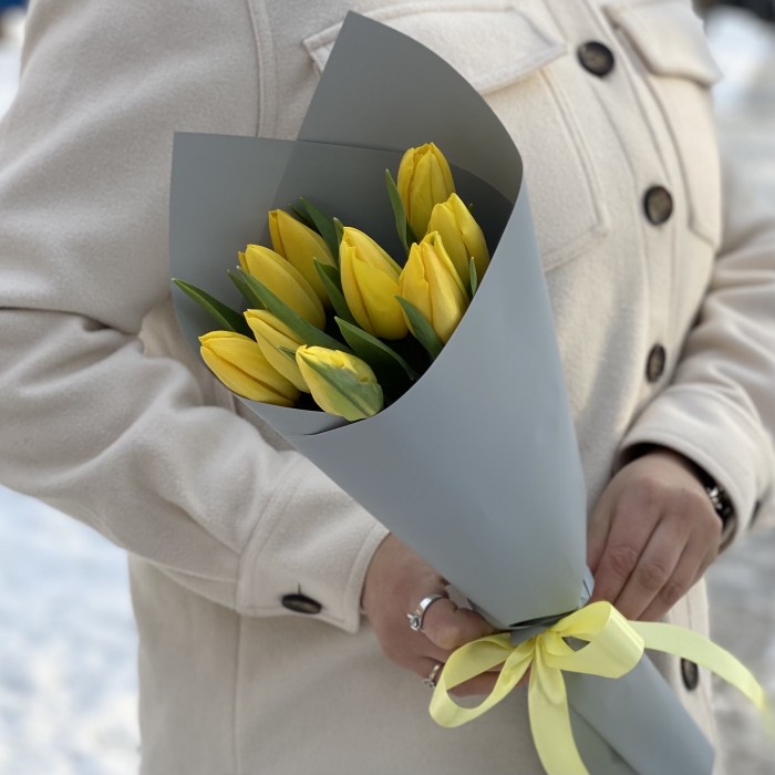 9 желтых тюльпанов Стронг голд
