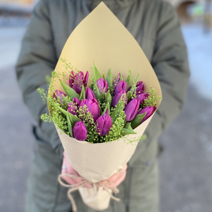 15 фиолетовых тюльпанов с зеленью