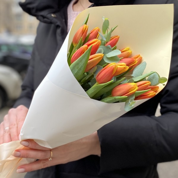 15 красно-желтых тюльпанов