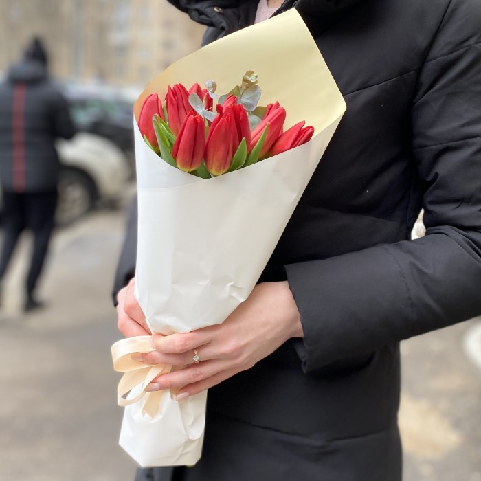 15 красных тюльпанов с зеленью