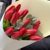 15 красных тюльпанов с зеленью