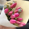15 розовых тюльпанов с зеленью