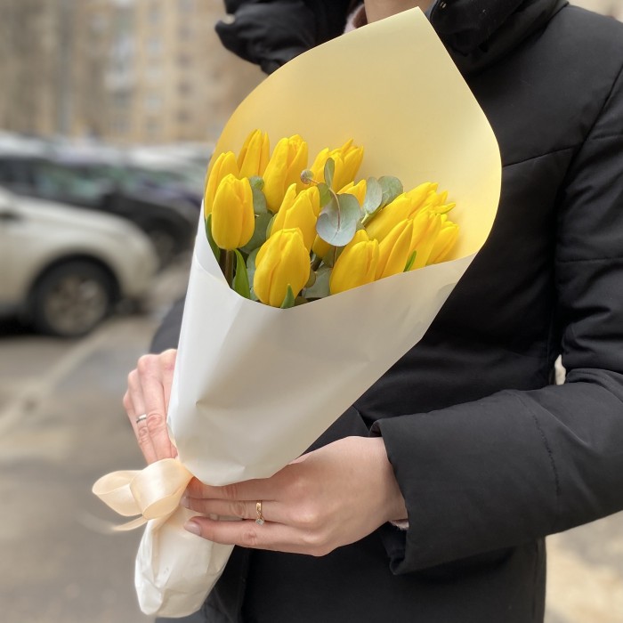 15 желтых тюльпанов с зеленью