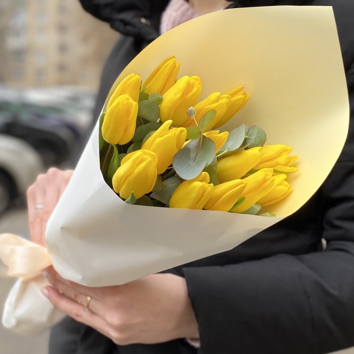 15 желтых тюльпанов с зеленью