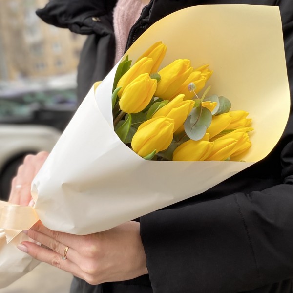 15 желтых тюльпанов с зеленью