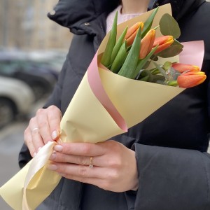 5 красно-желтых тюльпанов 5 красно-желтых тюльпанов