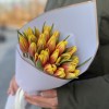 Букет 25 красно-желтых тюльпанов