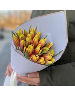 Букет 25 красно-желтых тюльпанов