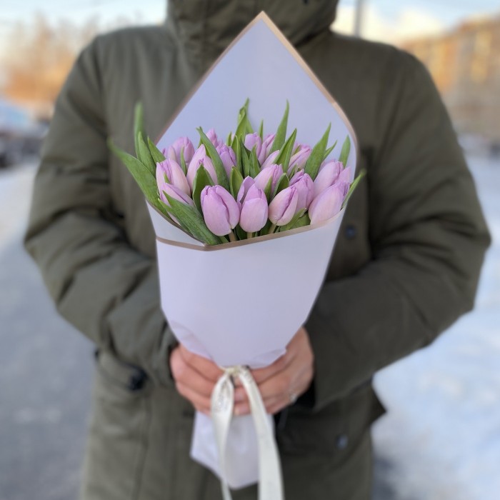 Букет 25 лиловых тюльпанов