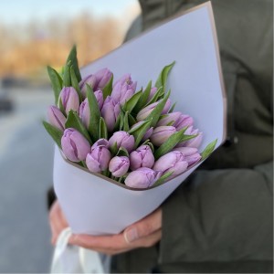 Букет 25 лиловых тюльпанов