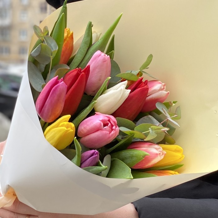 Букет из 15 разноцветных тюльпанов