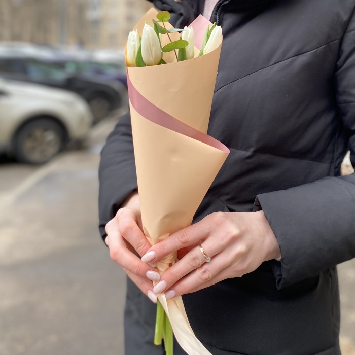 5 белых тюльпанов