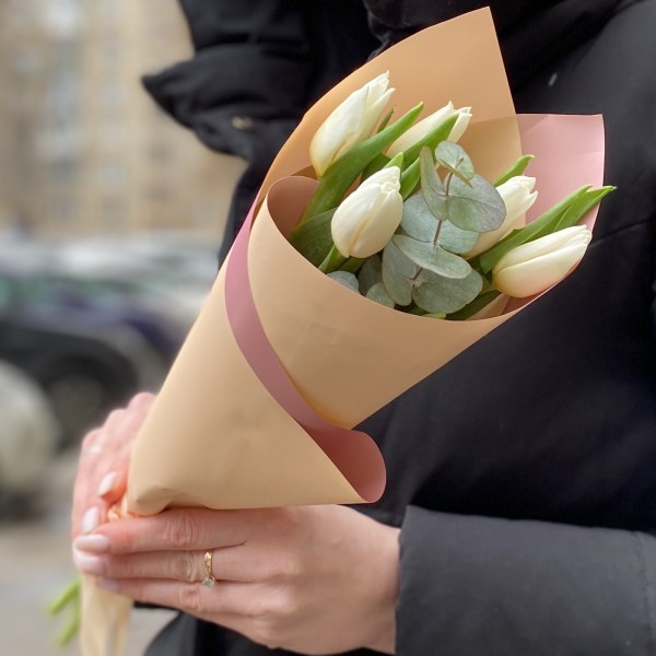 5 белых тюльпанов