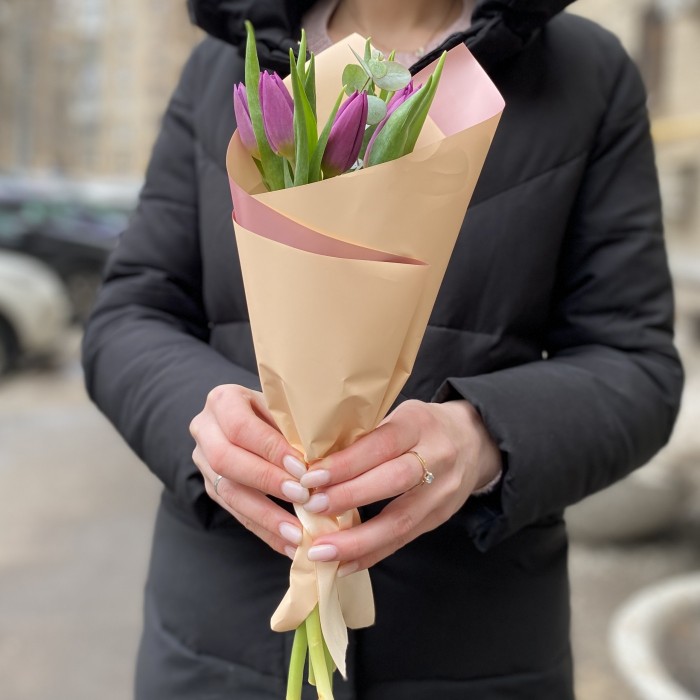 5 фиолетовых тюльпанов