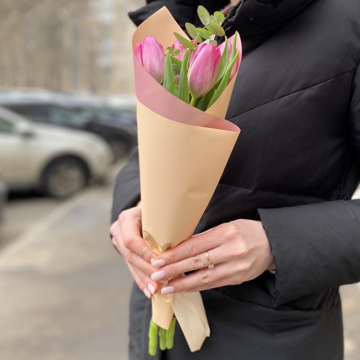 5 темно розовых тюльпанов
