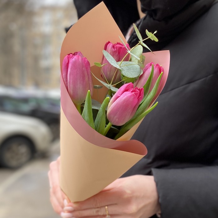 5 темно розовых тюльпанов