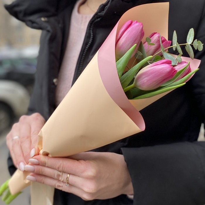 5 темно розовых тюльпанов