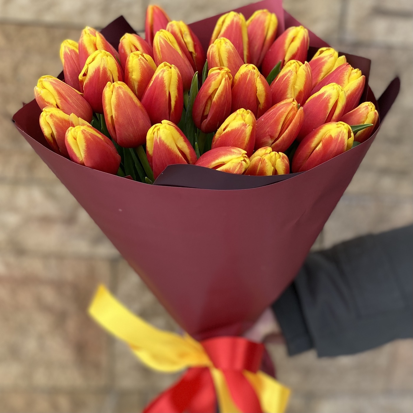 Букет огненно-рыжих тюльпанов недорого на День Святого Валентина
